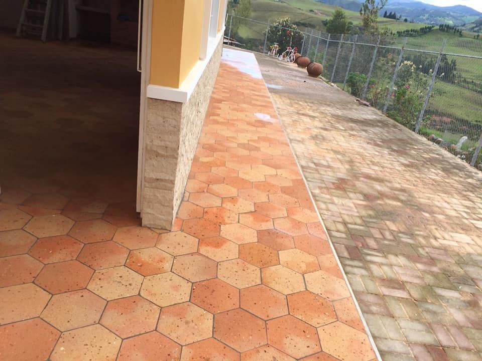  TEJUELO HEXAGONAL ARTESANAL MATIZADO 
